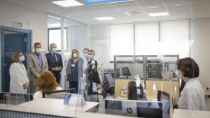 El consejero caminando por las instalaciones