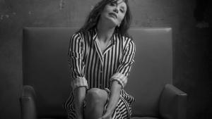 Fotografía en blanco y negro de la cantante Luz Casal