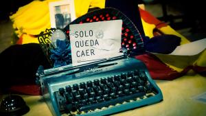 Máquina de escribir con un cartel en el que se le solo queda caer