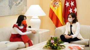 La presidenta sentada a la derecha la delegada a la izquierda en unos sofás con una mesa delante