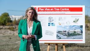 La consejera Paloma Martín visita una de las parcelas del Plan Vive en el municipio Tres Cantos La consejera interviniendo con el cartel sobre el proyecto detrás