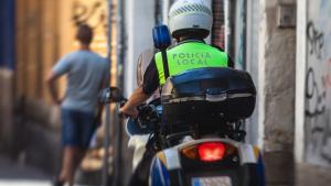 Policia Local en una moto patrullando