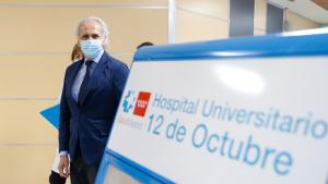 El consejero Enrique Ruiz Escudero visita el Servicio de Neonatología del Hospital público 12 de Octubre El consejero paseando por las instalaciones