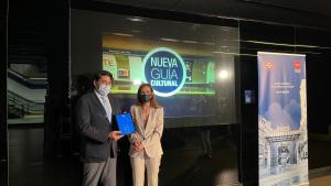 El consejero posando con la responsable y en las manos una tablet 