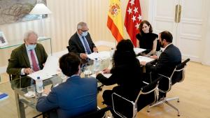 La presidenta en la mesa con las personas de la reunión
