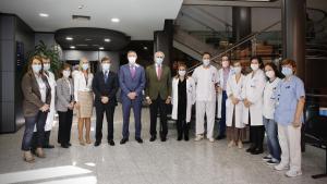 El consejero Enrique Ruiz Escudero comprueba el funcionamiento del DEPRECAM en el Hospital Santa Cristina Fotografía del consejero junto al equipo médico