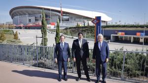El consejero David Pérez junto al presidente del Atlético de Madrid y al concejal del Ayuntamiento de Madrid