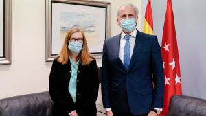 Escudero se reúne con Sarah Gilbert Posado de Escudero y Sarah Gilbert con unas banderas de fondo