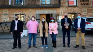 La consejera junto con los miembros del ayuntamiento del municipio