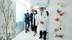 La presidenta recorriendo los pasillos del hospital