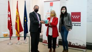 El consejero entregando uno de los kits