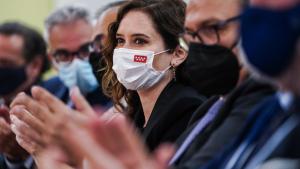 Primer plano de la presidenta entre el público aplaudiendo