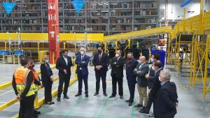 El consejero junto al resto de asistentes a la visita en las instalaciones 