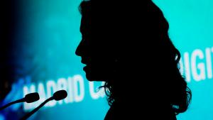 La presidenta interviniendo en el atril