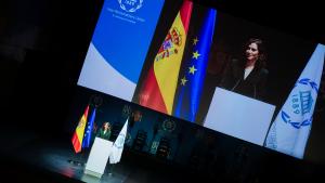 Isabel Díaz Ayuso interviniendo desde un atril