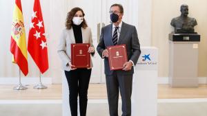 Isabel Díaz Ayuso durante la firma de un convenio con la Fundación la Caixa