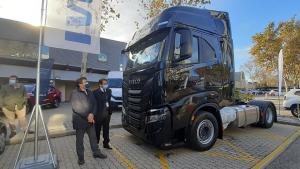 El consejero mirando uno de los camiones de IVECO