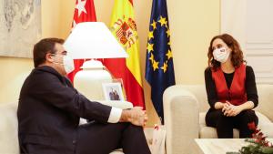 Ambos sentados en unos sofás hablando