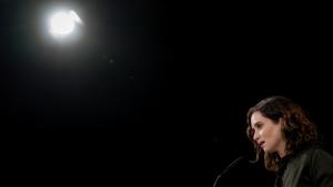 La presidenta Isabel Díaz Ayuso clausura una jornada sobre peligros y oportunidades en las redes sociales entre los jóvenes La presidenta interviniendo en el atril