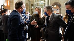 La presidenta Isabel Díaz Ayuso presenta la campaña Navidad con sabor a Madrid La consejera hablando con algunos asistentes