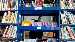 La consejera entre las estanterías de una biblioteca