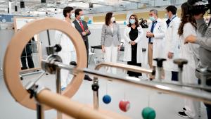 La presidenta Isabel Díaz Ayuso visita el Hospital público Enfermera Isabel Zendal en su primer aniversario La presidenta recorriendo las instalaciones del hospital con los jefes del equipo médico