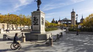Plaza de Alcalá de Henares con una persona en silla de ruedas paseando 