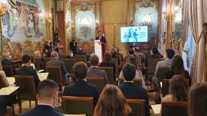 El consejero interviniendo en el atril