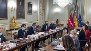 Plano general de la mesa de la reunión