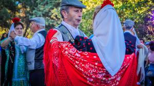 Pareja con traje tradicional de chulapos bailando