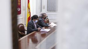 Primer plano del consejero sentado en la mesa de la reunión