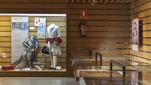 Vista de las vitrinas con maquetas y la relacionada con la industria textil del Centro de Interpretación de Nuevo Baztán