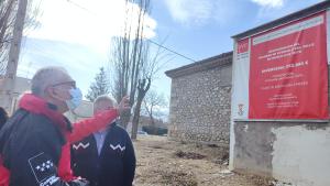 El consejero junto con el alcalde visitando las obras