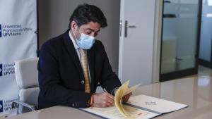 Primer plano del consejero firmando el convenio