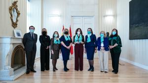 La presidenta posando junto al consejero de economía y las representantes de la asociación