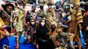 La presidenta junto con representantes del carnaval de Badajoz