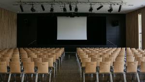 aula con sillas y pantalla