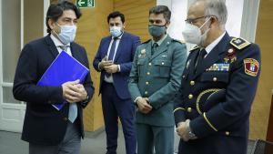 El consejero hablando con algunos de los asistentes