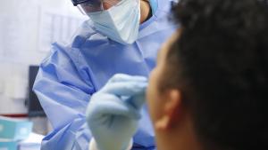 Un enfermero realiza una prueba PCR contra el COVID-19