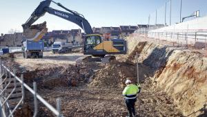 Obra del centro con el personal trabajando en la misma