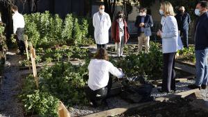 La consejera mirando cómo plantan cultivos hortofrutícolas