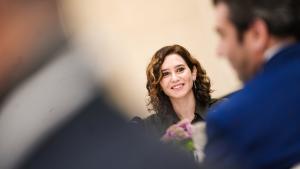 La presidenta sonríe durante el desayuno