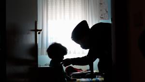 Una madre del piso tutelado atiende a su hijo