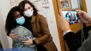 La presidenta se toma una foto con una de las madres del piso tutelado