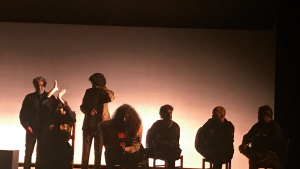 Siete artistas interpretan una pieza de flamenco en un escenario