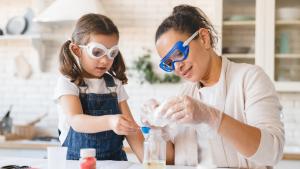 Una mujer y una niña hacen un experimiento
