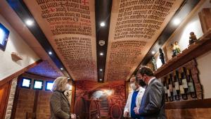 La consejera de Política Social, Concepción Dancausa, visita uno de los cursos para trabajar en el sector sociosanitario La consejera en una sala del centro con los techos pintados con escrituras
