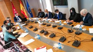 Plano general de la mesa de la reunión presidida por el consejero