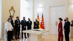 La presidenta Isabel Díaz Ayuso premia a la Quinta del Buitre La presidenta en compañía de los jugadores en la sala de recibimiento