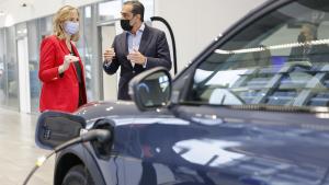 La consejera de Medio Ambiente, Paloma Martín, visita la sede central de los concesionarios Deysa Motor La consejera conversa con el responsable de la sede y observa un coche